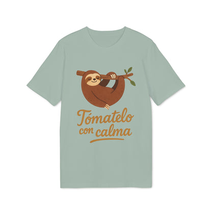 Tomatelo Calma nachhaltiges Unisex-T-Shirt mit Faultier-Grafik und dem Schriftzug „Tomatelo con calma“ auf einem salbeigrünen T-Shirt
