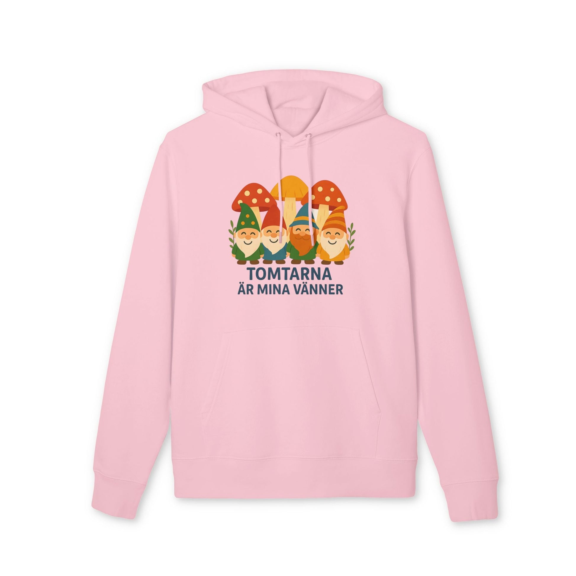 Alt Tag: Tomtarna Är Mina Vänner Sustainable Unisex Hoodie i ljusrosa med tomtar och svampar, tryck med texten "TOMTARNA ÄR MINA VÄNNER"