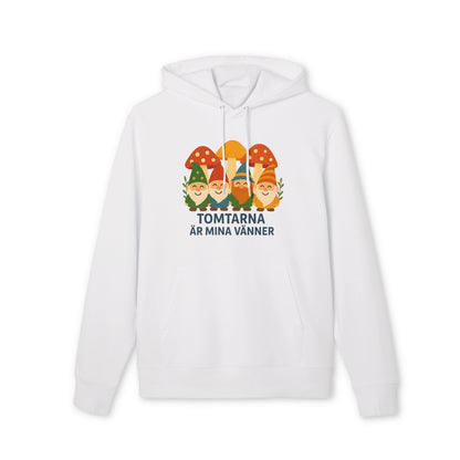 Tomtarna Är Mina Vänner Sustainable Unisex Hoodie vit hoodie med tomtar och svampar, tryck med texten “TOMTARNA ÄR MINA VÄNNER”