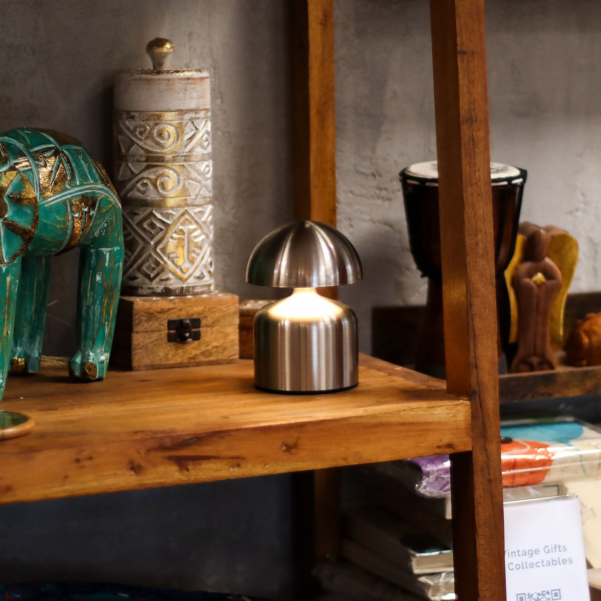 Touch Lamp – Dome Mushroom Silver (USB-C, Rechargeable, 400 W) lámpara táctil plateada tipo hongo sobre estantería de madera encendida