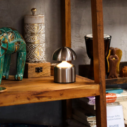 Touch Lamp – Dome Mushroom Silver (USB-C, Rechargeable, 400 W) lámpara táctil plateada tipo hongo sobre estantería de madera encendida