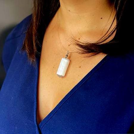 Alt Tag: Translucent Selenite Pendant – 5x1.5 CM colgante de selenita translúcida en collar, diseño rectangular, usado en cuello