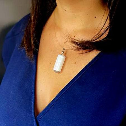 Alt Tag: Translucent Selenite Pendant – 5x1.5 CM colgante de selenita translúcida en collar, diseño rectangular, usado en cuello