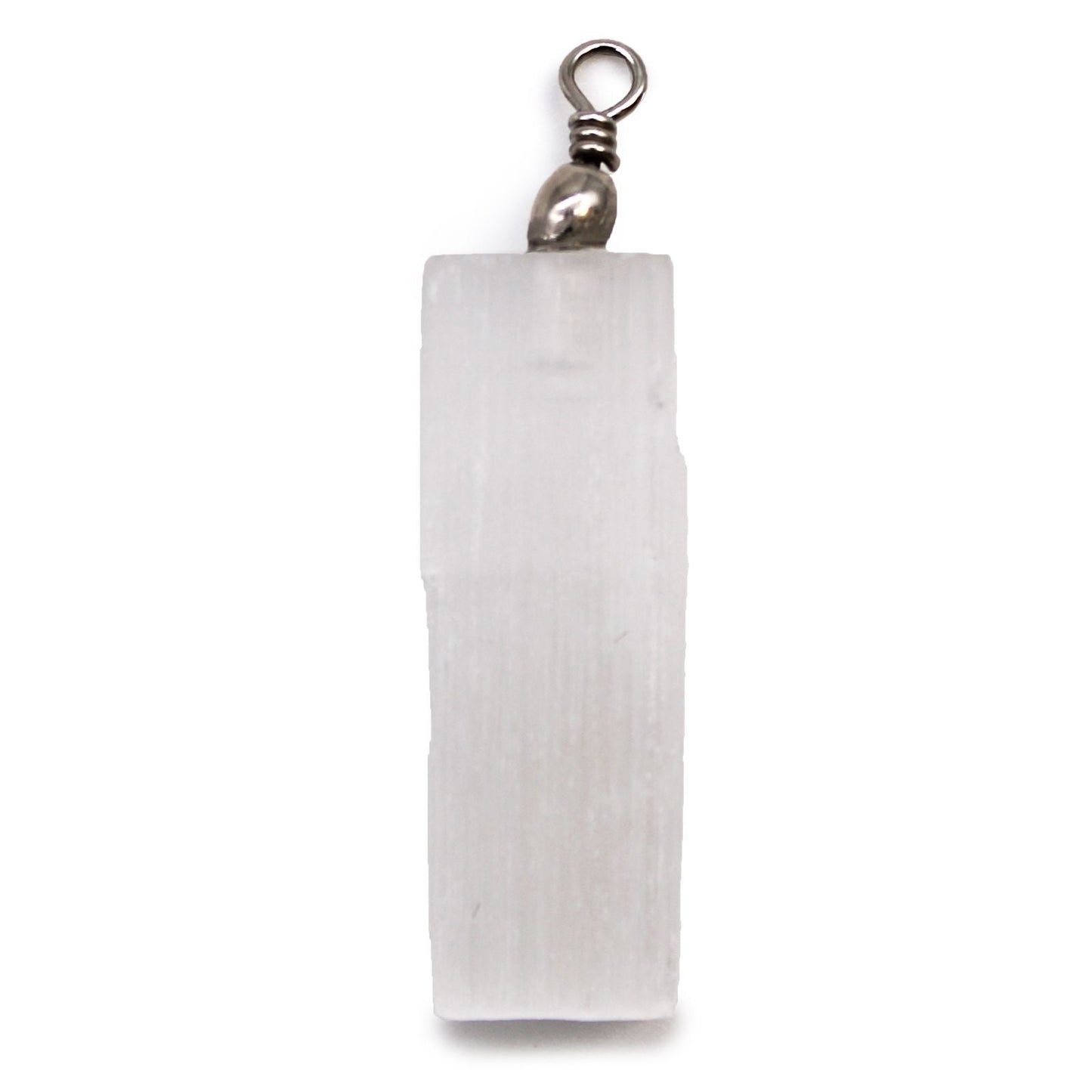 Alt Tag: Translucent Selenite Pendant Necklace – 5x1.5 CM, colgante rectangular de selenita translúcida con enganche metálico, vista frontal