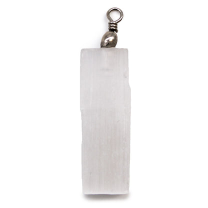 Alt Tag: Translucent Selenite Pendant Necklace – 5x1.5 CM, colgante rectangular de selenita translúcida con enganche metálico, vista frontal