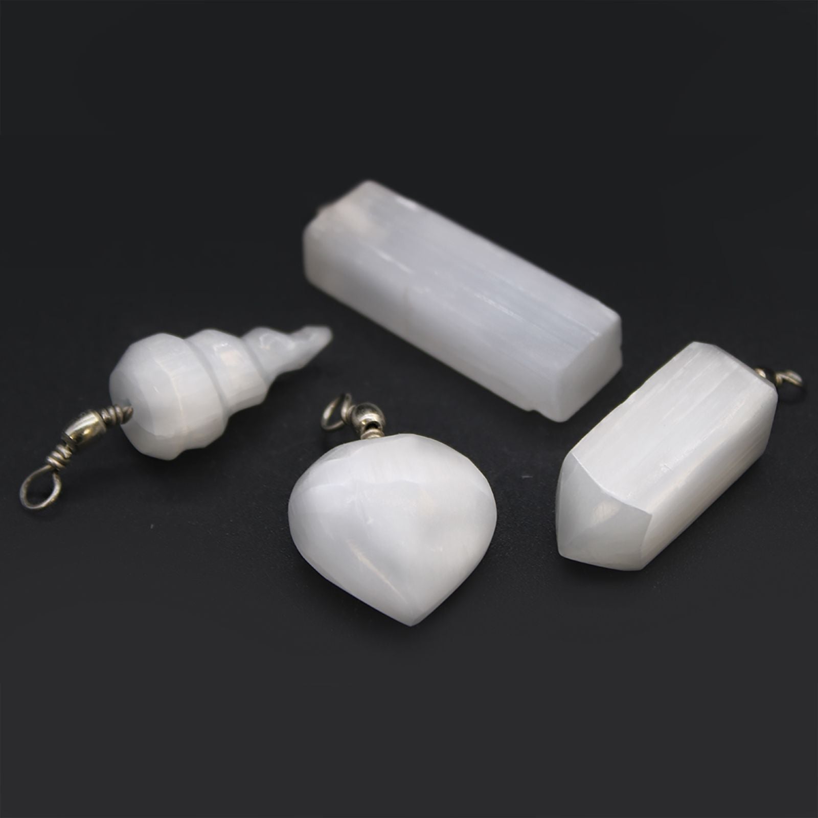 Translucent Selenite Pendant Necklace – 5x1.5 CM, colgantes de selenita translúcida blanca con herrajes metálicos sobre fondo negro