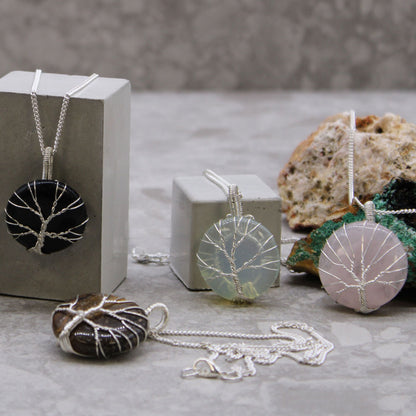 Alt Tag: Tree of Life-halsband med ädelsten – ametisthänge med trädmotiv i silvertråd på rund ädelsten, visas med kedja