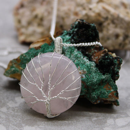 Alt Tag: Tree of Life ädelstenshalsband – rosa kvarts, trådlindad ljusrosa rosenkvartsberlock på silverkedja, närbild