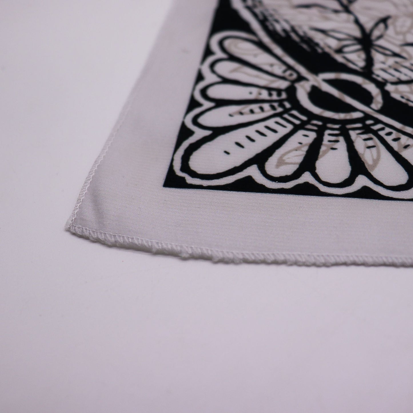 Alt Tag: Polyester Tree of Life Tarot Cloth – 75x75 CM, detalle de tela de poliéster con estampado negro y borde cosido