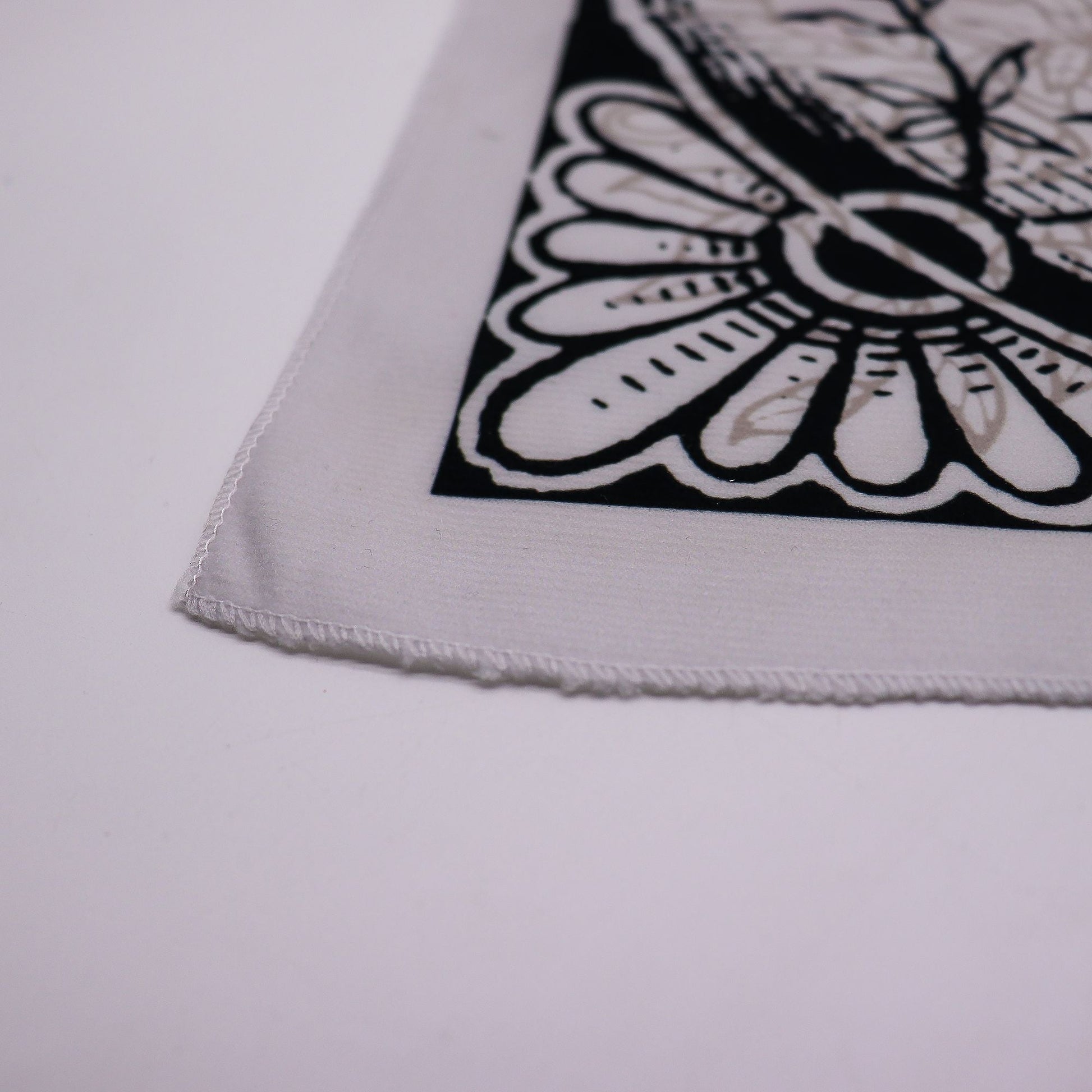 Alt Tag: Polyester Tree of Life Tarot Cloth – 75x75 CM, detalle de tela de poliéster con estampado negro y borde cosido