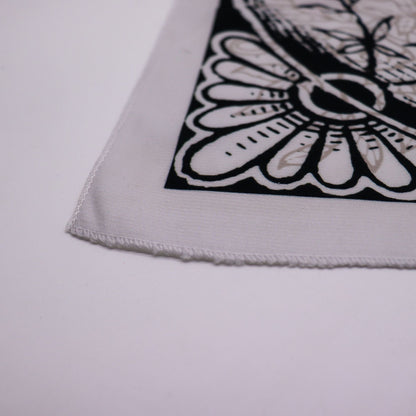 Alt Tag: Polyester Tree of Life Tarot Cloth – 75x75 CM, detalle de tela de poliéster con estampado negro y borde cosido