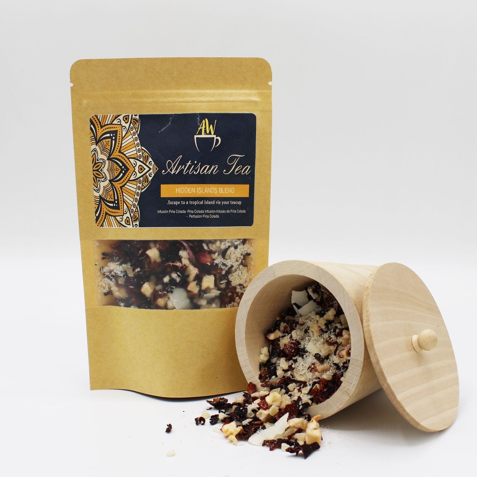 Alt Tag: Tropical Piña Colada Artisan Tea – 50G en bolsa kraft con mezcla de té artesanal de piña, hibisco y coco, junto a recipiente de madera
