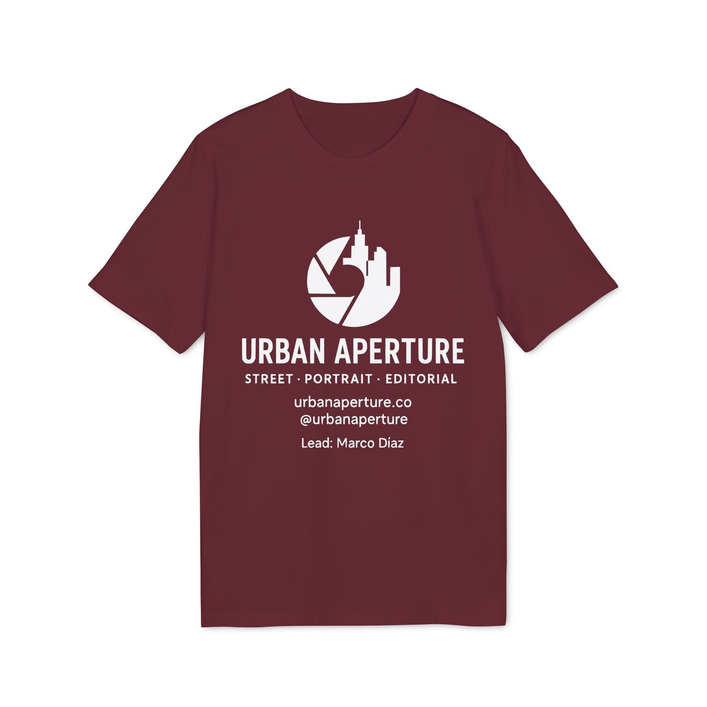 Alt Tag: Föreningar Företag Välj Er Logga. T Shirts I Sponsra Saga Village. Premium Unisex T-Shirt vinröd t-shirt med Urban Aperture-logga