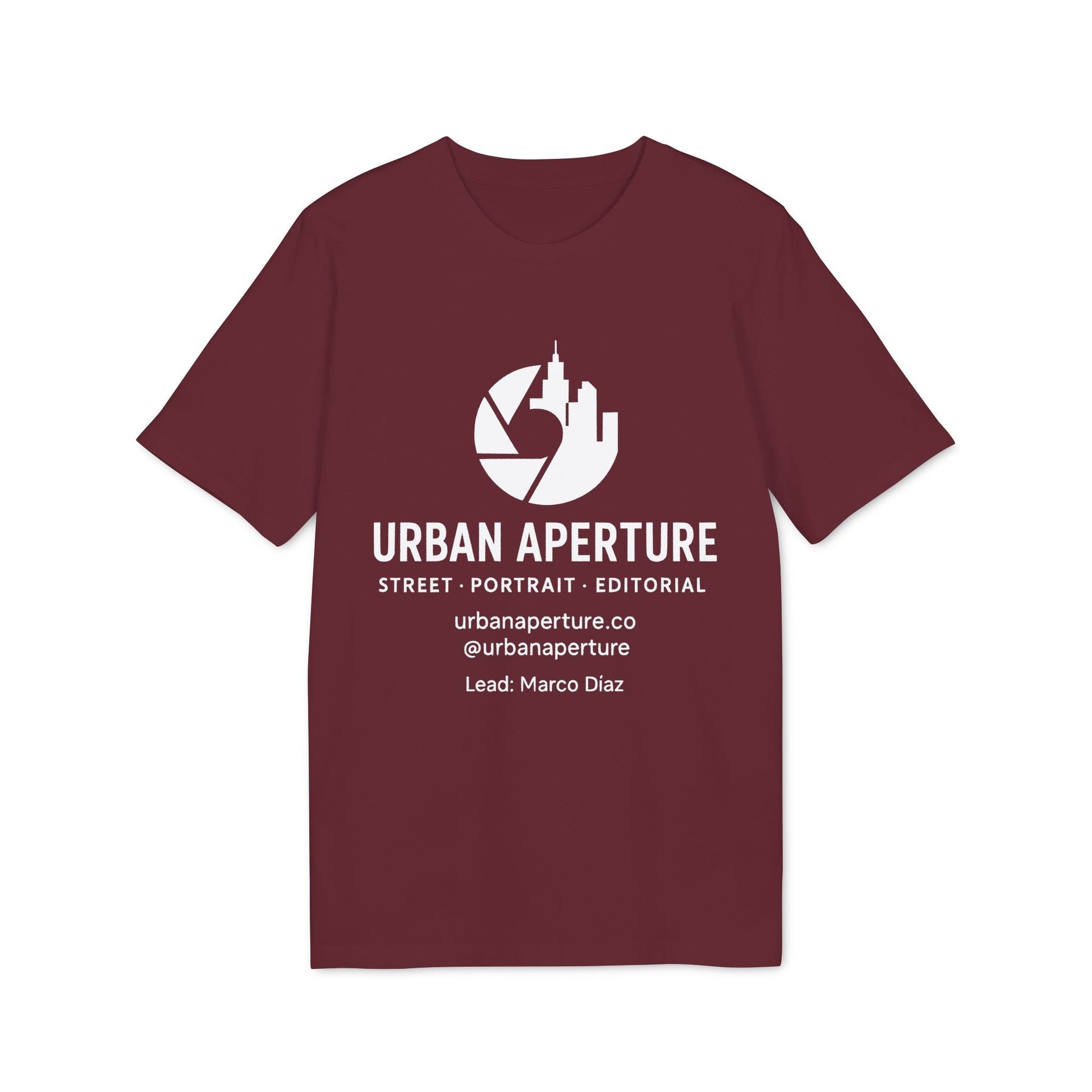 Alt Tag: Föreningar Företag Välj Er Logga. T Shirts I Sponsra Saga Village. Premium Unisex T-Shirt vinröd t-shirt med Urban Aperture-logga