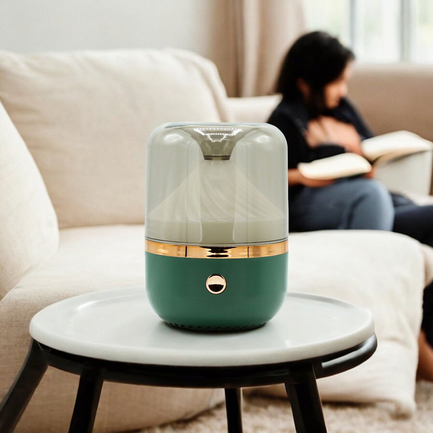 Alt Tag: Urban Aroma Diffuser – Grön & Brons – USB – Färgskiftning på sidobord i vardagsrum med LED-ljus som skiftar färg