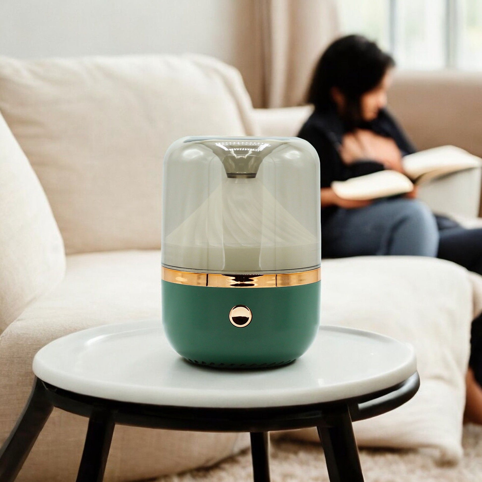 Alt Tag: Urban Aroma Diffuser – Grön & Brons – USB – Färgskiftning på sidobord i vardagsrum med LED-ljus som skiftar färg