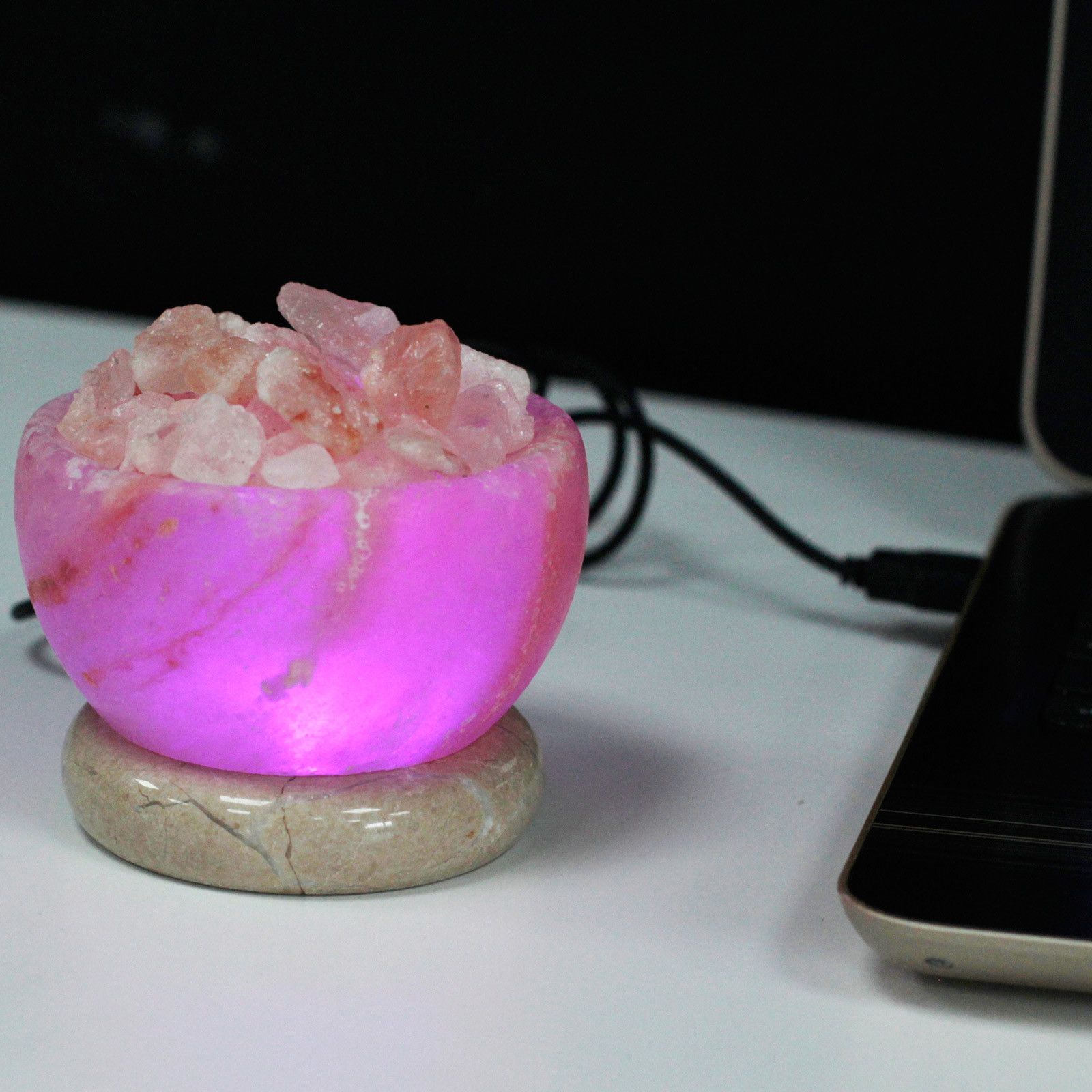 Alt-Tag: USB-Feuerschale Himalaya-Salzlampe (Mehrfarbig), pink leuchtend auf dem Schreibtisch, Feuerschalen-Design mit Himalaya-Salzkristallen und USB-Kabel
