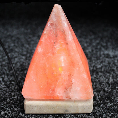 Alt Tag: USB-pyramidlampa i Himalayasalt av hög kvalitet – 9 CM (vitt ljus), naturlig pyramidlampa i saltkristall med USB-kabel på stenbas