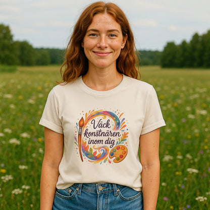 Alt Tag: Väck Konstnären Inom Dig Waldorf Sustainable Unisex Tee med färgglad konstgrafik på modell utomhus