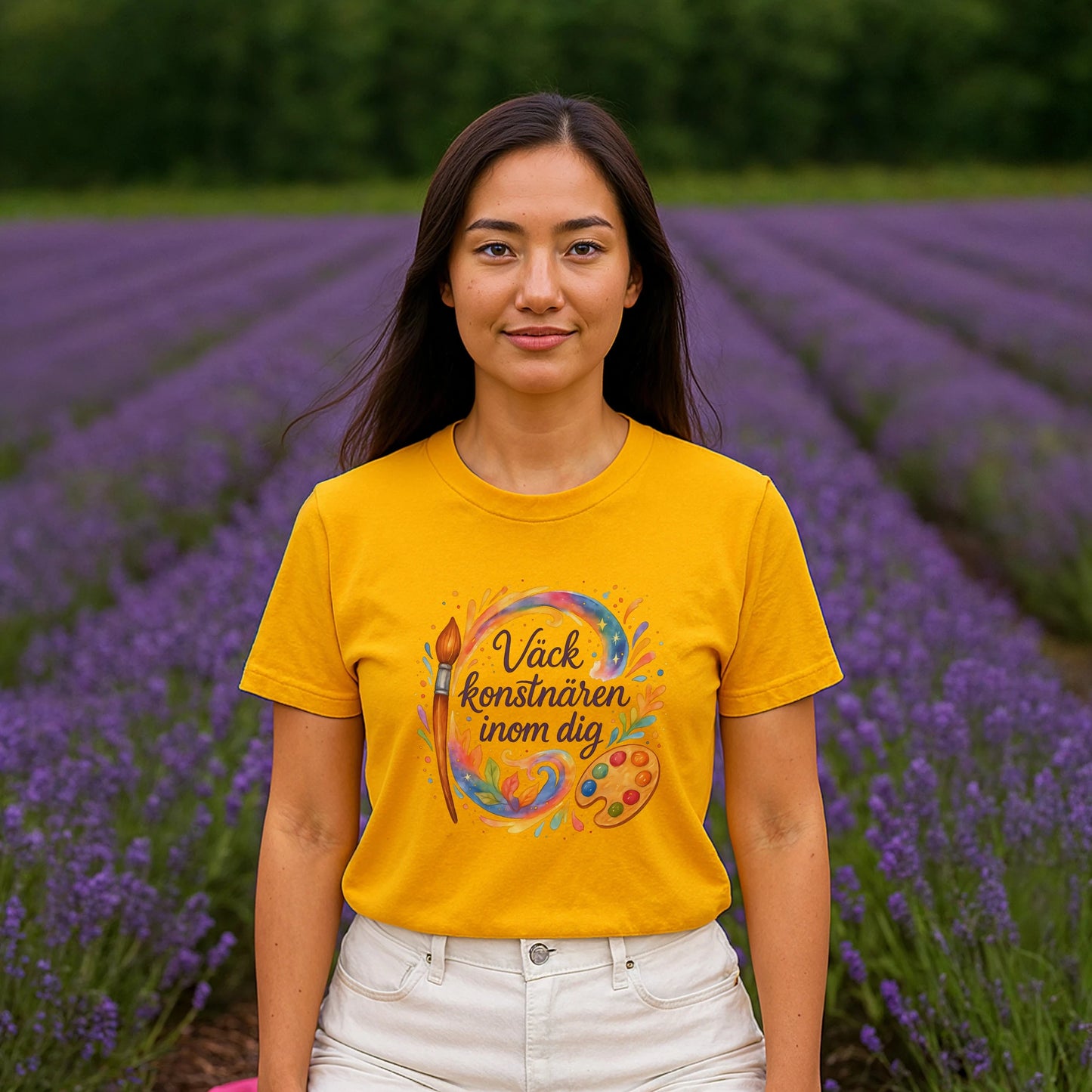 Alt Tag: Väck Konstnären Inom Dig Waldorf Sustainable Unisex Tee gul t-shirt med konstmotiv, modell står i lavendelfält