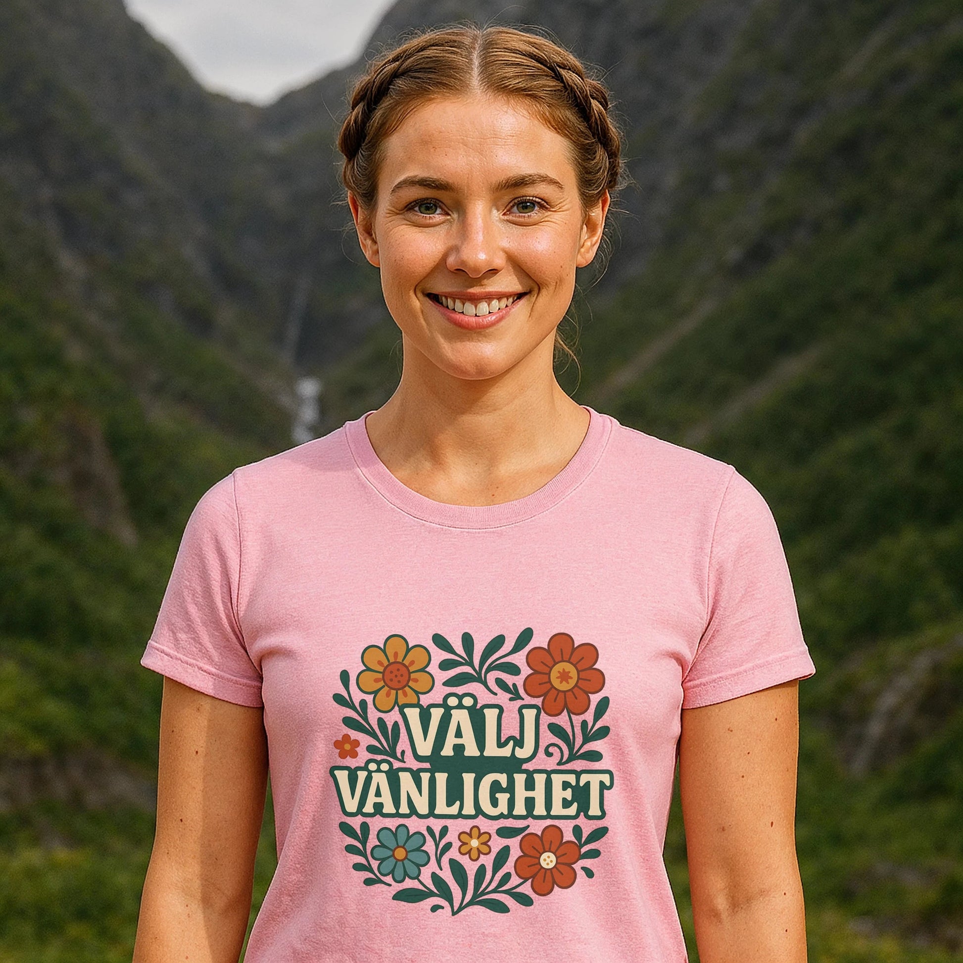 Alt Tag: Välj Vänlighet T-shirt i 100 % ekologisk bomull rosa t-shirt med blommotiv och “Välj Vänlighet”-tryck på modell