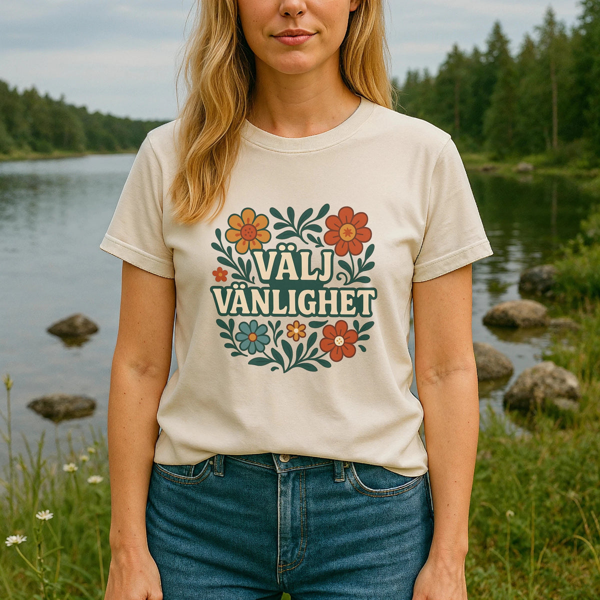 Välj Vänlighet T-shirt i beige i 100% ekologisk bomull med blommigt tryck, buren av en modell utomhus vid en sjö