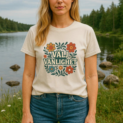 Välj Vänlighet T-shirt i beige i 100% ekologisk bomull med blommigt tryck, buren av en modell utomhus vid en sjö