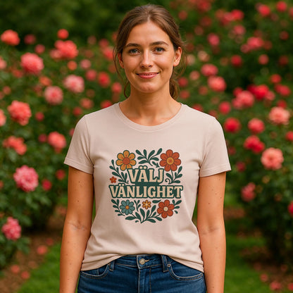 Alt Tag: Välj Vänlighet T-shirt i 100% ekologisk bomull på modell, ljus t-shirt med blommigt "Välj Vänlighet"-tryck utomhus