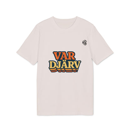 Var Djärv Ungdom 100% Organic Cotton T-Shirt en color crema con gráfico "VAR DJÄRV" en el pecho