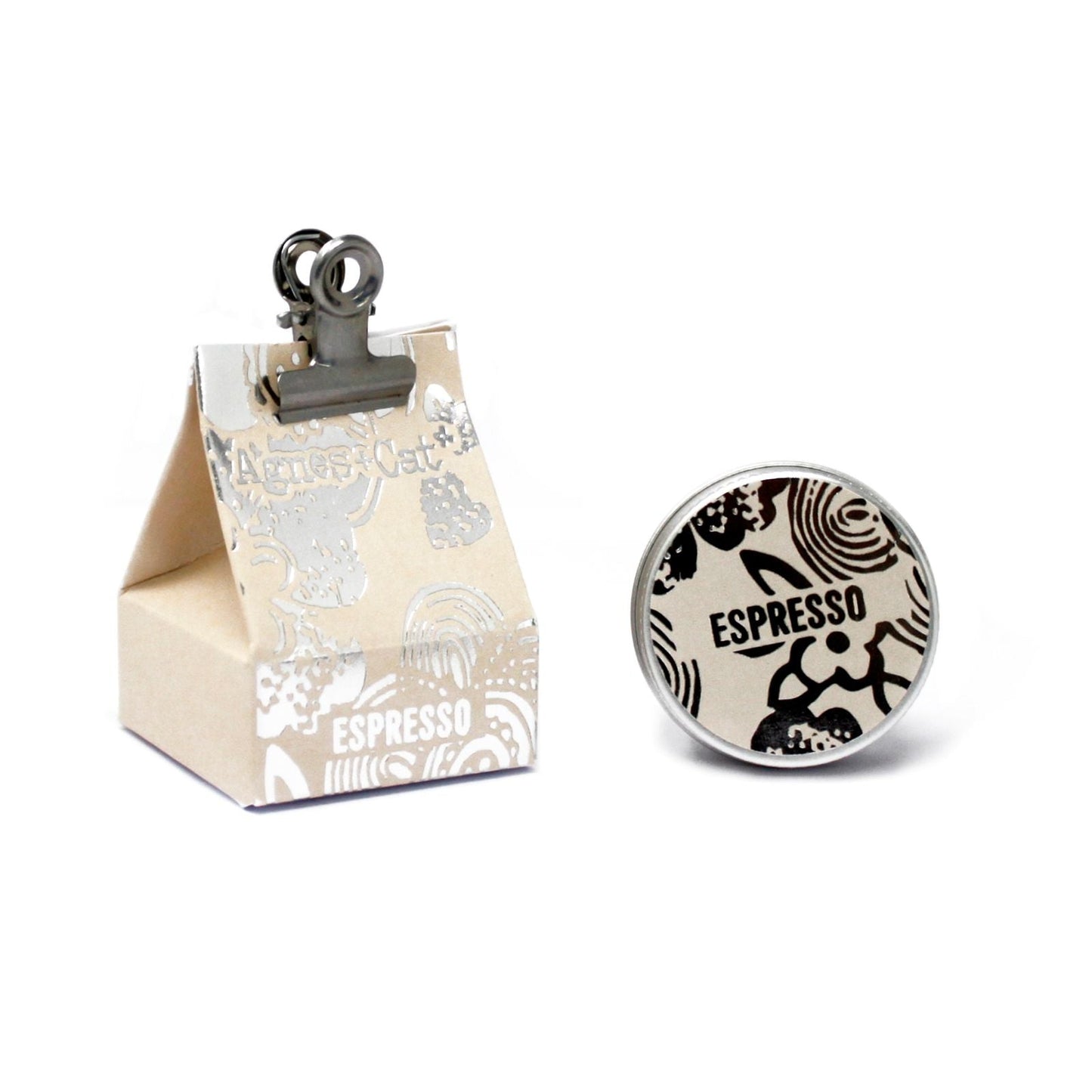 Alt Tag: Vegan Espresso Martini Lip Balm – 12G en envase redondo con diseño espresso, junto a caja de cartón con clip metálico