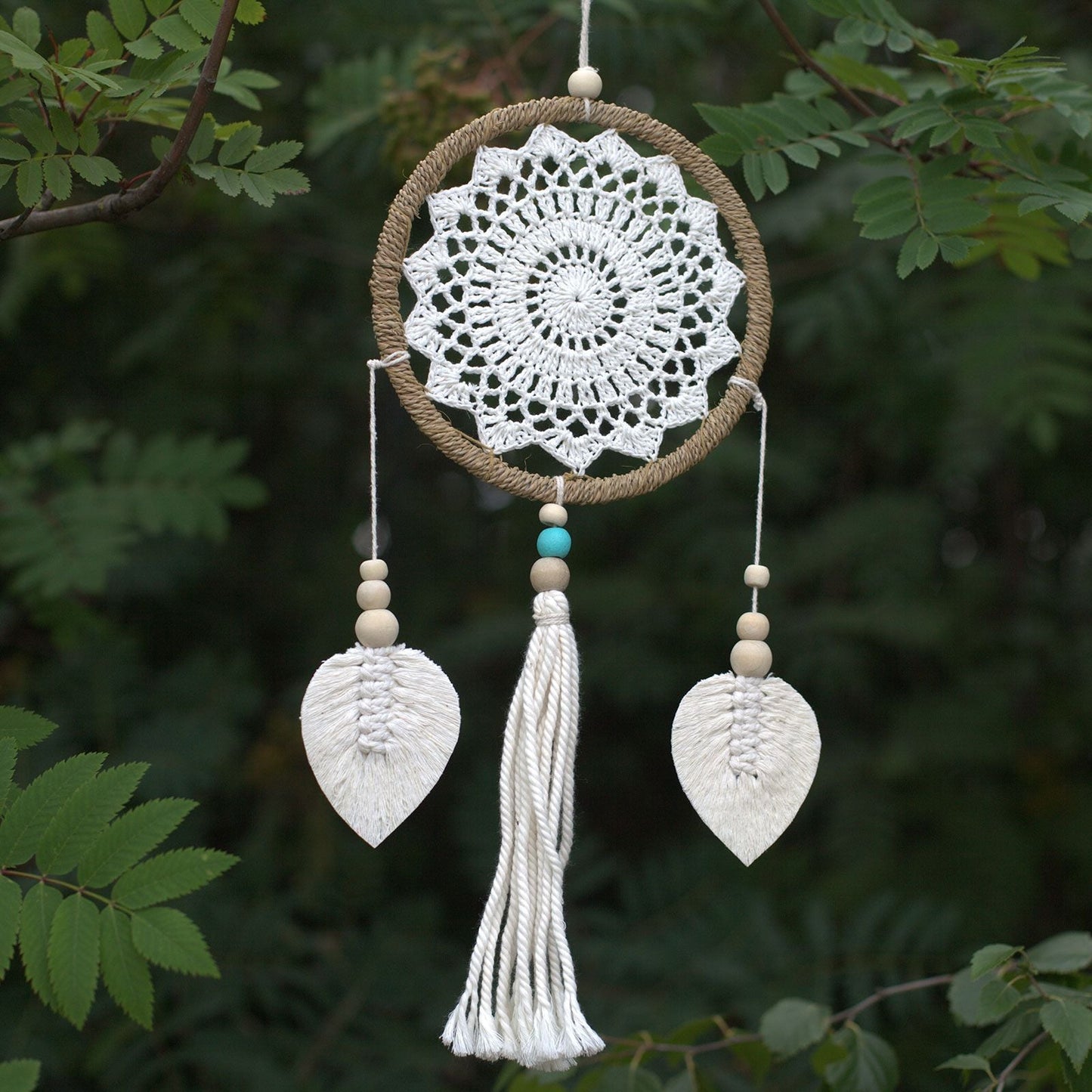 Alt Tag: Vegansk Dream Catcher – Medium Elemental Spirits, handgjord virkad spetsring med tofsar och bladberlocker, miljömedveten inredning