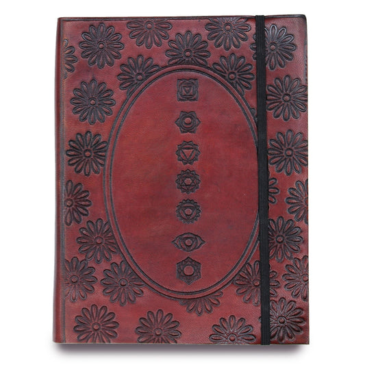 Alt-Tag: Notizbuch aus pflanzlich gegerbtem Leder – Chakra Mandala, mittelgroßes Notizbuch aus rotem indischem pflanzlich gegerbtem Leder mit geprägtem Mandala und elastischem Verschluss