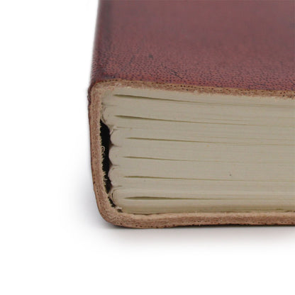 Notizbuch aus pflanzlich gegerbtem Leder – Medium Tree of Life, Nahaufnahme des braunen Lederumschlags und der Seitenkanten