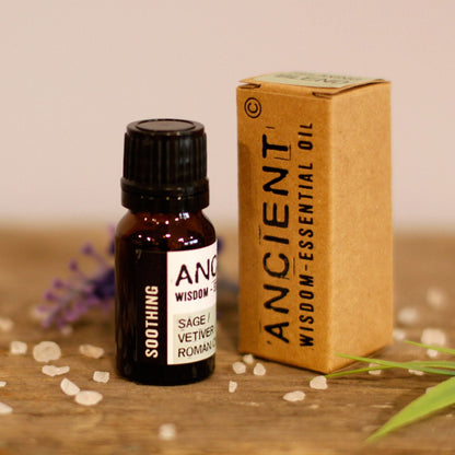 Alt-Tag: Vetiver & Sage ätherische Ölmischung – 10-ml-Bernsteinflasche mit Box, Sage- und Vetiver-Etikett auf Holzoberfläche