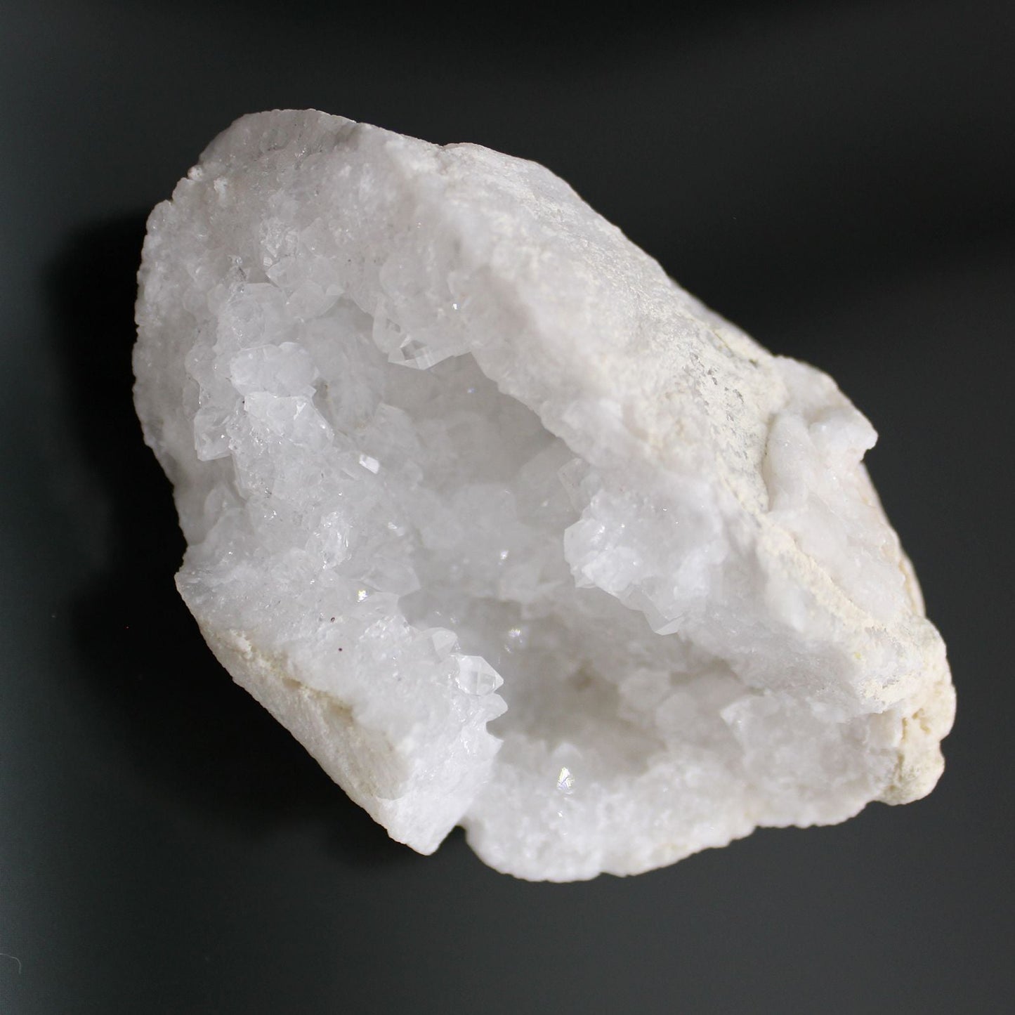 Alt Tag: Vibrant Calcite Mineral Specimens – Approx 32 Pieces, pieza de calcita blanca en bruto con textura cristalina, primer plano