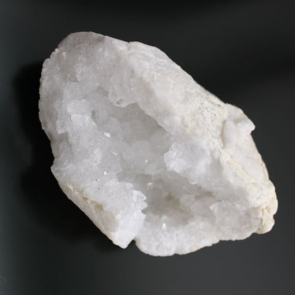 Alt Tag: Vibrant Calcite Mineral Specimens – Approx 32 Pieces, pieza de calcita blanca en bruto con textura cristalina, primer plano