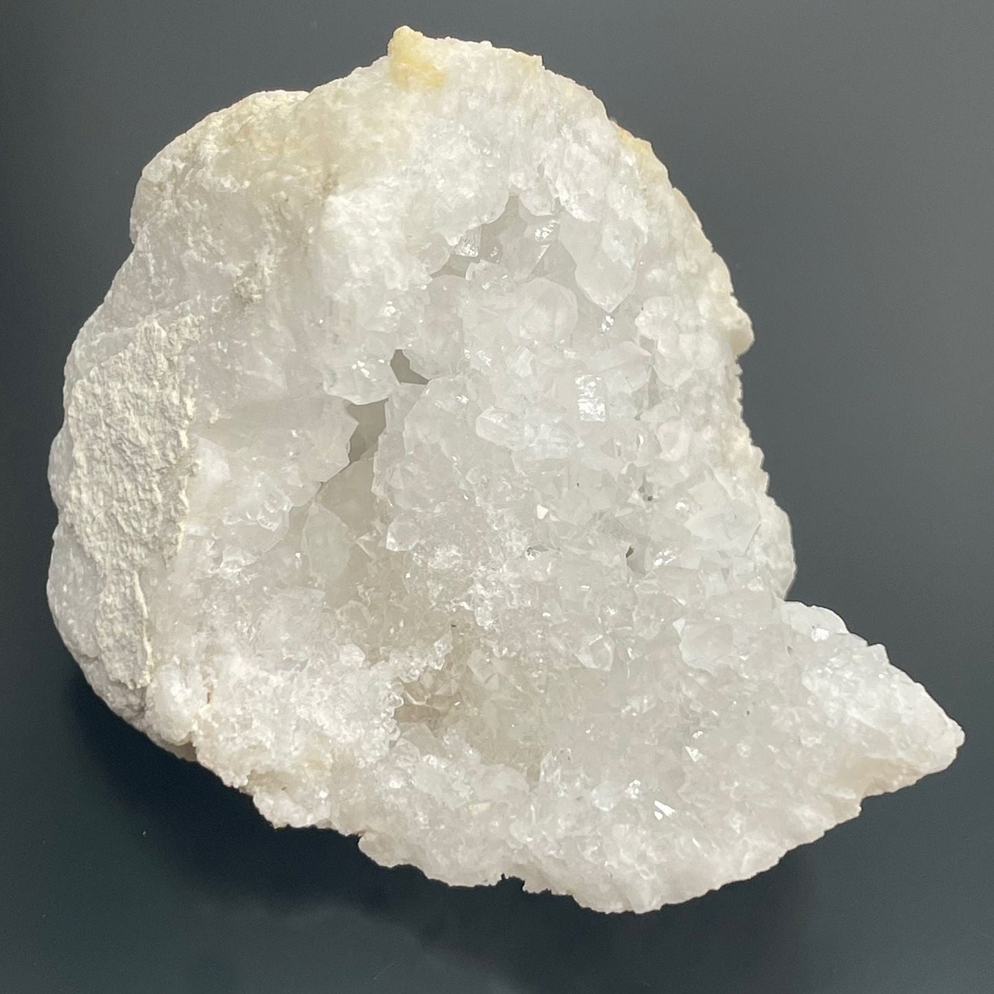 Vibrant Calcite Mineral Specimens – Approx 32 Pieces, pieza de calcita blanca cristalina tipo drusa sobre fondo oscuro