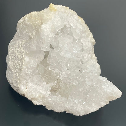 Vibrant Calcite Mineral Specimens – Approx 32 Pieces, pieza de calcita blanca cristalina tipo drusa sobre fondo oscuro