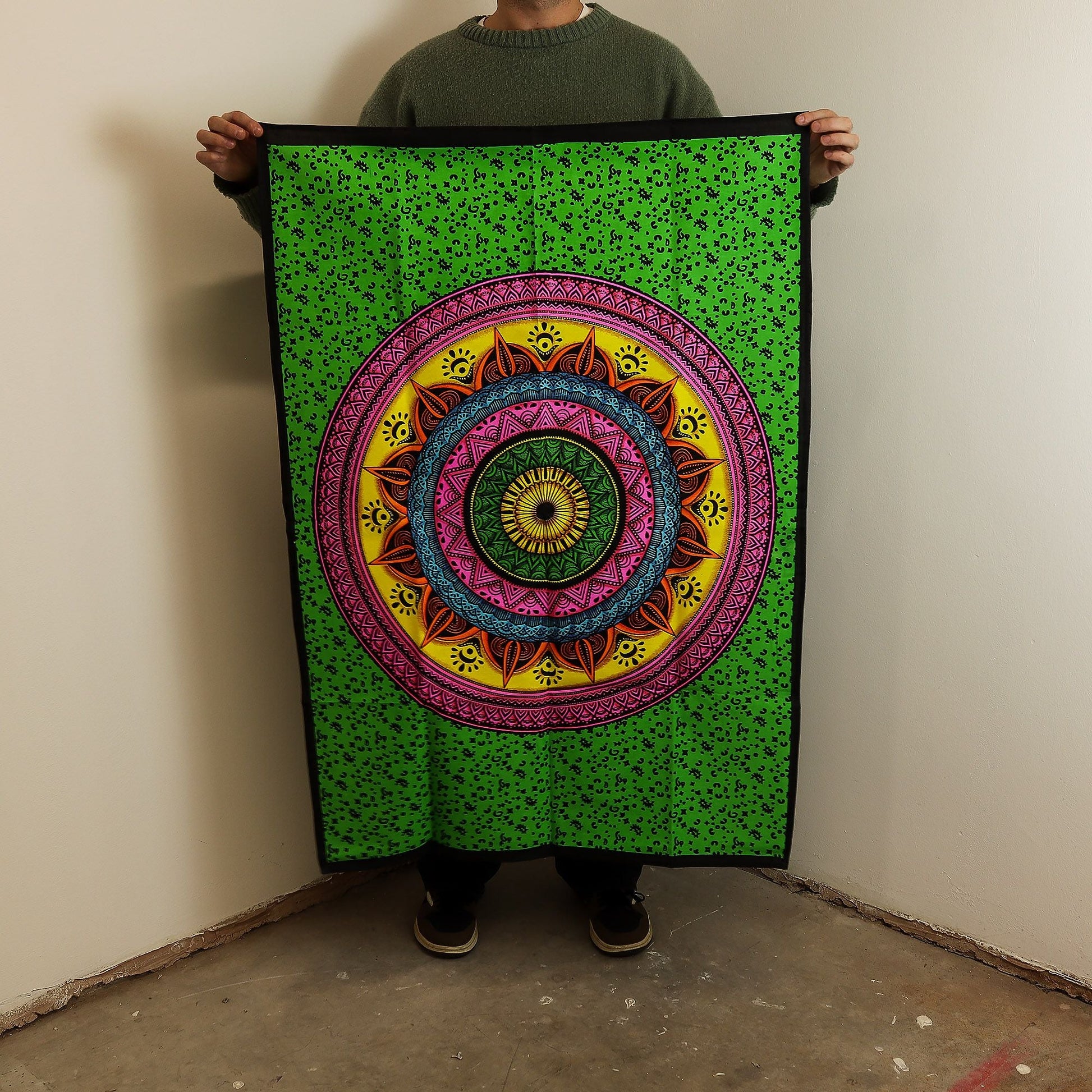 Alt Tag: Tapiz de pared Mandala de algodón vibrante – tapiz de algodón verde de 70x110 CM con diseño de mandala colorido colgado en interior