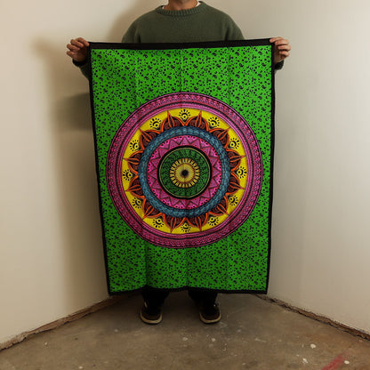 Alt Tag: Tapiz de pared Mandala de algodón vibrante – tapiz de algodón verde de 70x110 CM con diseño de mandala colorido colgado en interior