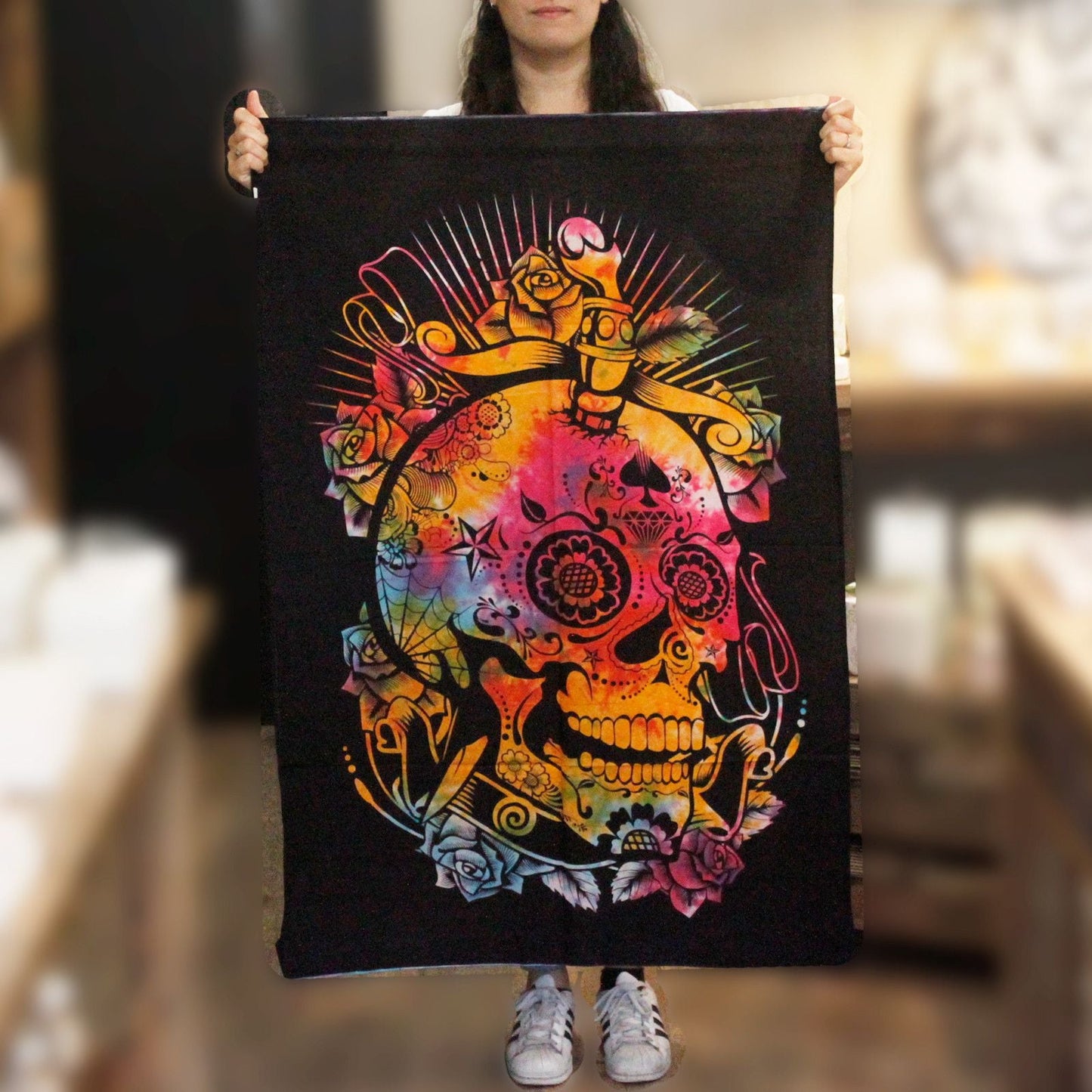 Alt Tag: Färgstark väggkonst i bomull – Day of the Dead-skalle 78x112 CM, färgglad sugarskalle-väggbonad i bomull som hålls upp för att visa storlek