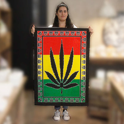 Lebendige Baumwoll-Wandkunst – Herbal Leaf 78x112 CM, Wandteppich mit auffälligem Kräuterblatt-Design und rot-gelb-grünem Hintergrund