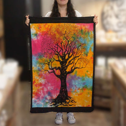 Alt Tag: Lebendige Baumwoll-Wandkunst – Tree of Strength 78x112CM, mehrfarbiger Baum-Wandbehangteppich mit schwarzem Rand, zum Größenvergleich hochgehalten