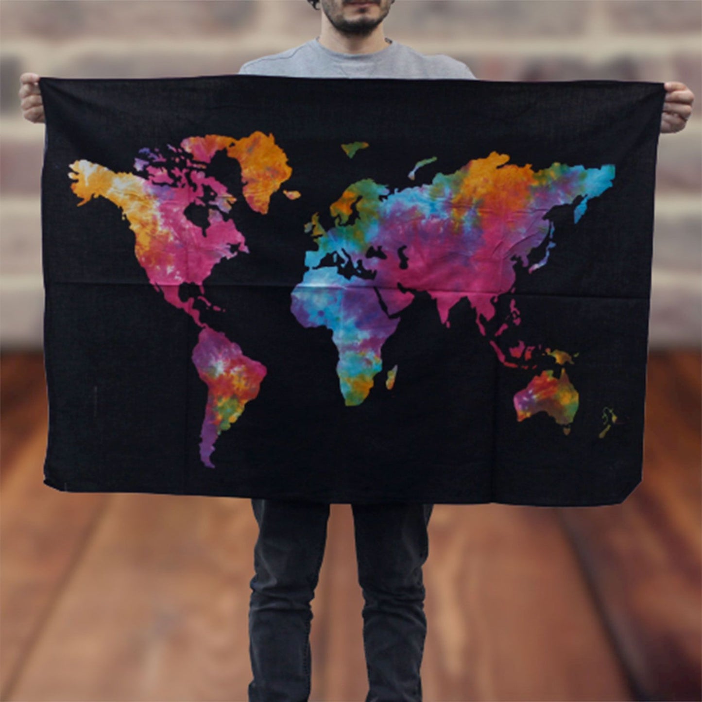 Alt Tag: Vibrant Cotton Wall Art – World 78x112 CM, mapamundi colorido en algodón indio sobre fondo negro, arte mural 78x112 cm