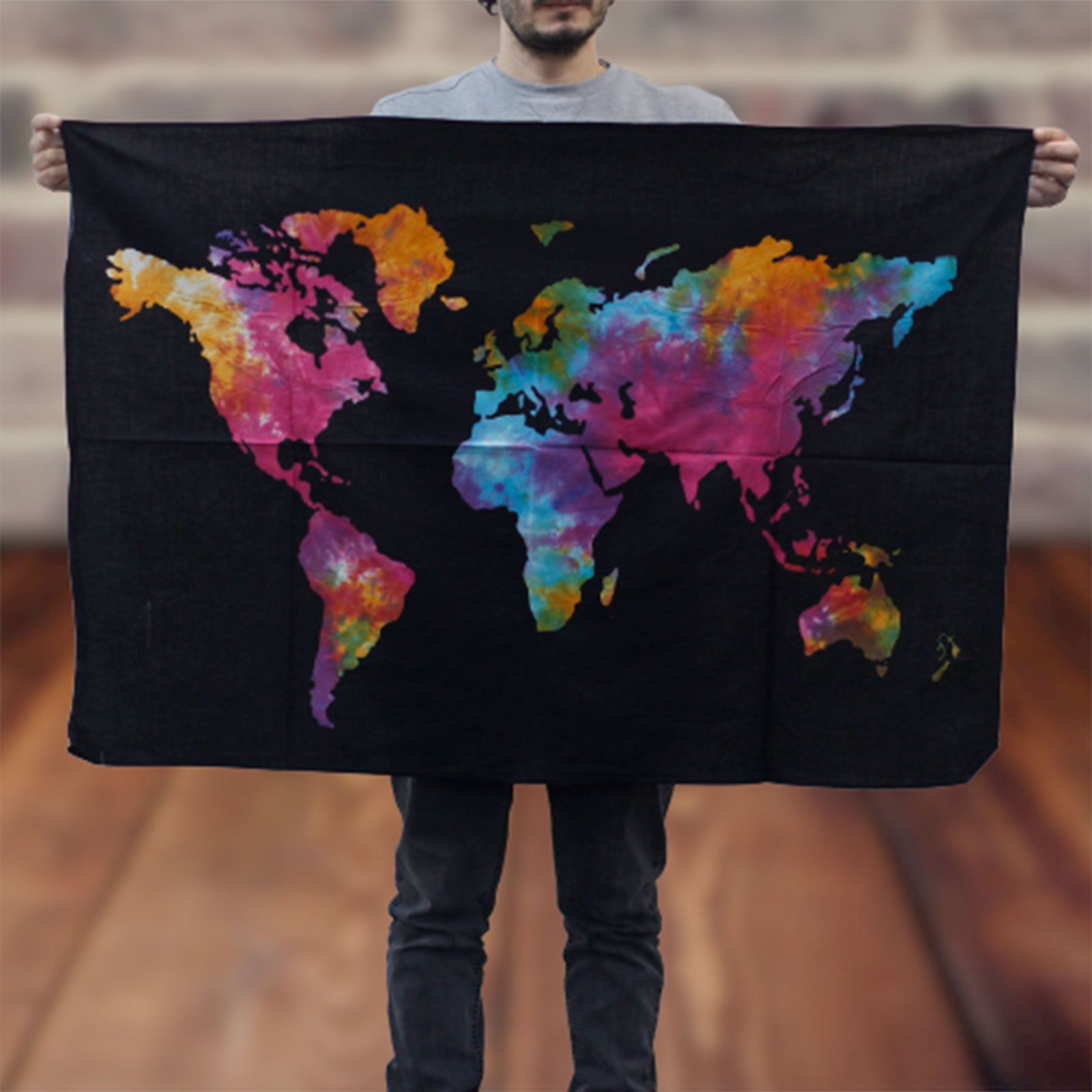 Alt Tag: Vibrant Cotton Wall Art – World 78x112 CM, mapamundi colorido en algodón indio sobre fondo negro, arte mural 78x112 cm