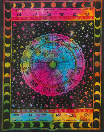 Alt Tag: Vibrant Cotton Zodiac Wall Art – 78x112 CM, tapiz de algodón indio multicolor con rueda zodiacal y estrellas, fácil de colgar