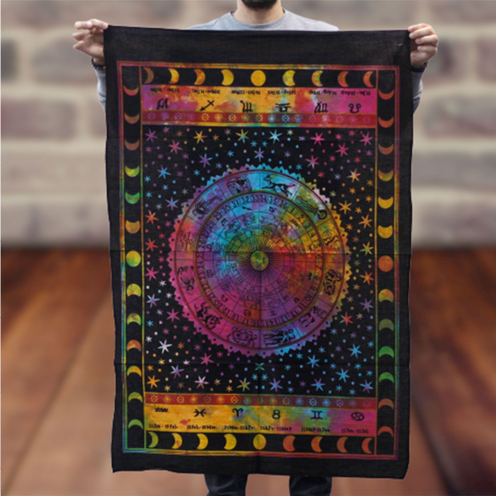 Alt Tag: Vibrant Cotton Zodiac Wall Art – 78x112 CM, tapestry de algodón indio multicolor con rueda zodiacal, estrellas y fases lunares