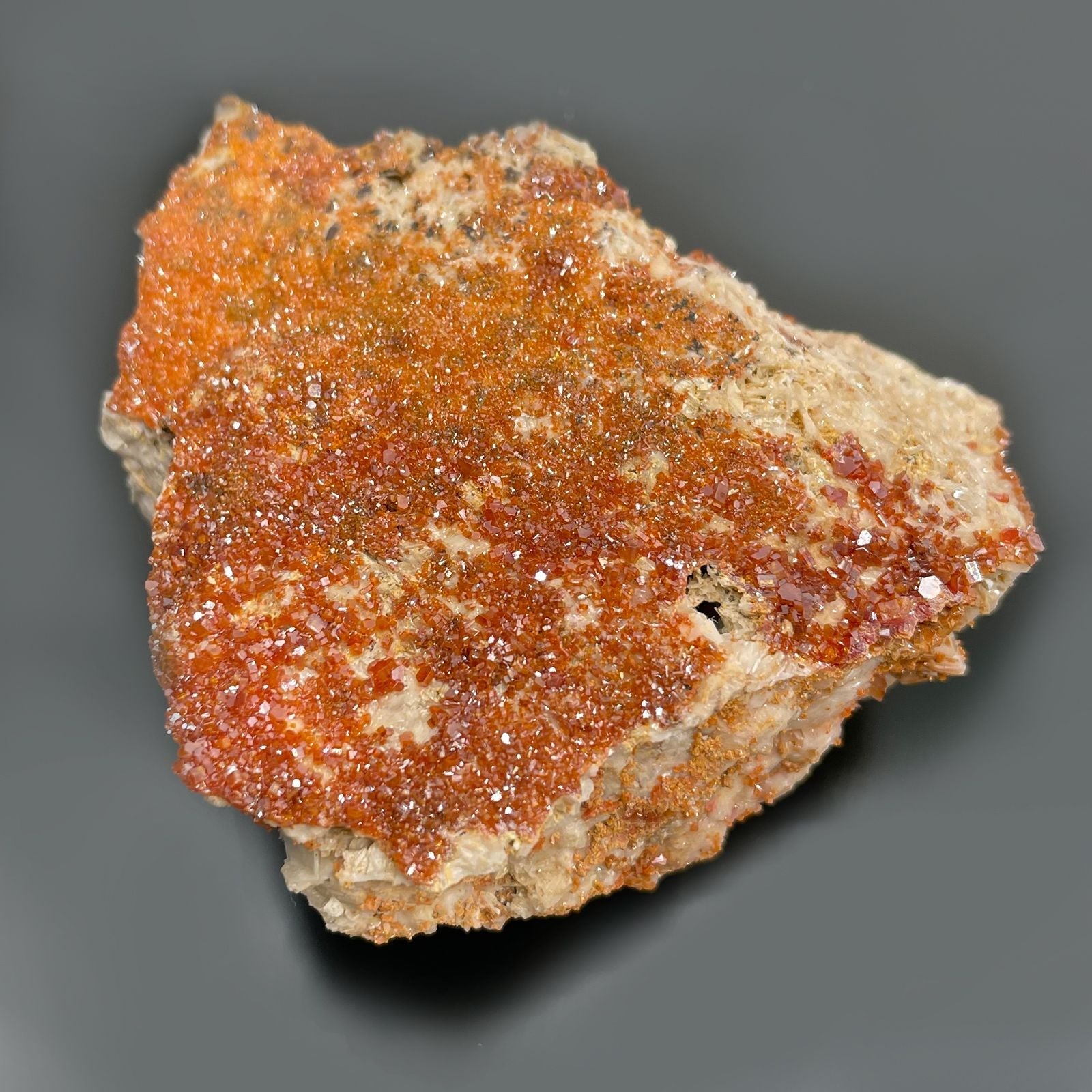 Vibrant Vanadinite Mineral Specimens – Approx. 20 Pieces, cristal naranja brillante en matriz rocosa, muestra mineral