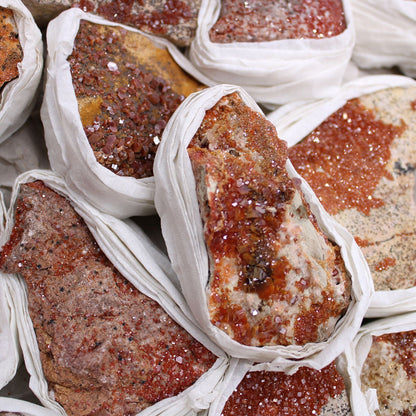 Alt Tag: Vibrant Vanadinite Mineral Specimens – Approx. 20 Pieces, cristales rojos de vanadinita en matriz, piezas envueltas individualmente