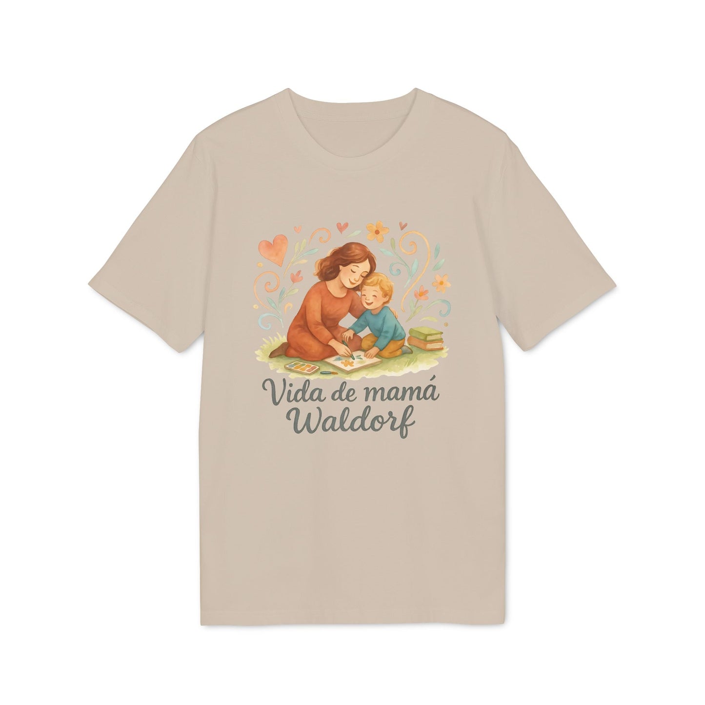 Vida Mama Waldorf Sustainable Unisex Tee beige con ilustración de mamá e hijo leyendo, texto "Vida de mamá Waldorf"